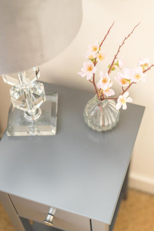 Elegant 2 Bedroom City Centre Apartment - Free Parking - Private Balcony Edinburgh Ngoại thất bức ảnh