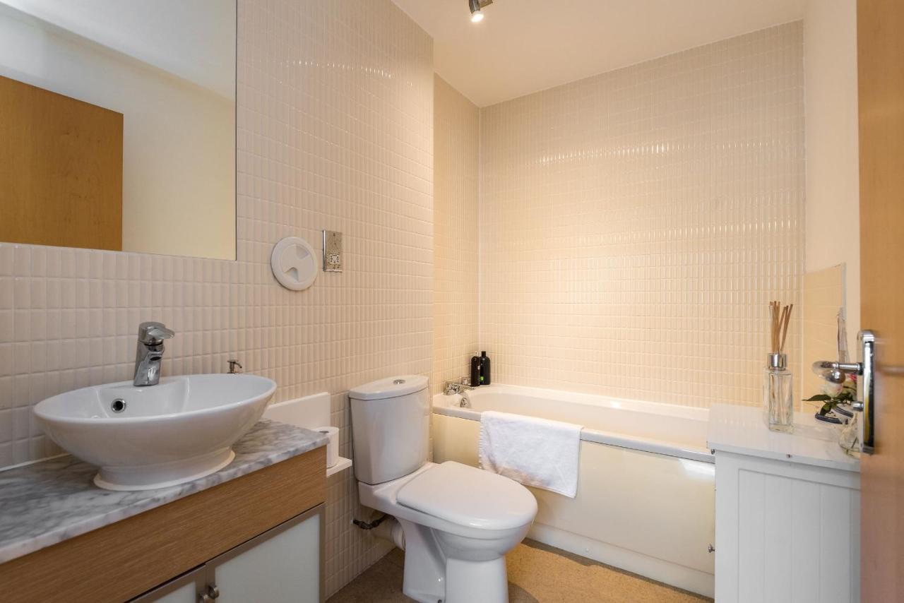 Elegant 2 Bedroom City Centre Apartment - Free Parking - Private Balcony Edinburgh Ngoại thất bức ảnh